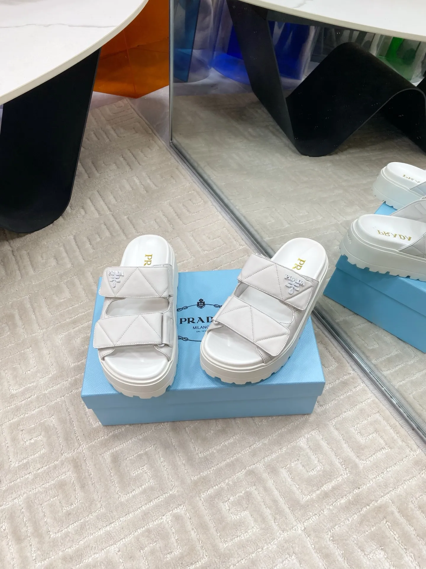 👟👟Ex-factory price 580👟👟 Prada Prada 2025 spring and summer new sandals Roman thick-soled Velcro sandals slippers The latest catwalk style, classic upgrades Comfort and fashionability coexist Each color combination looks good, and the design matches different style needs Upper: Original customized cowhide Lining: Original customized sheepskin lining, cowhide Foot pads Outsole: Original open-molded anti-slip outsole Shoe size: 35-40